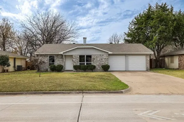 341 NW Summercrest BLVD, Burleson, TX 76028