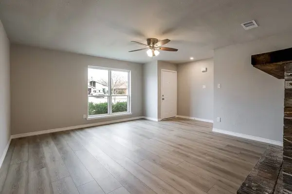 341 NW Summercrest BLVD, Burleson, TX 76028