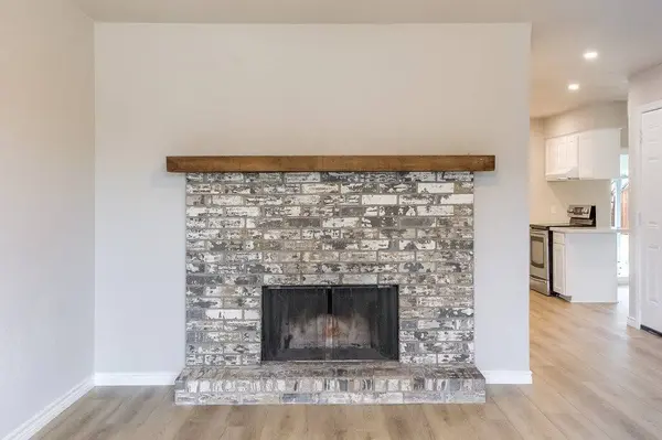 341 NW Summercrest BLVD, Burleson, TX 76028