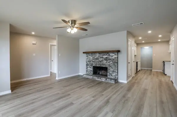 341 NW Summercrest BLVD, Burleson, TX 76028