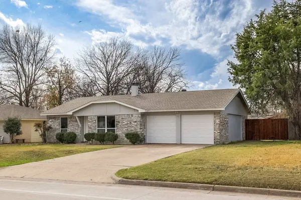 341 NW Summercrest BLVD, Burleson, TX 76028