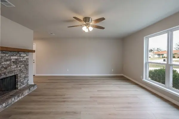 341 NW Summercrest BLVD, Burleson, TX 76028