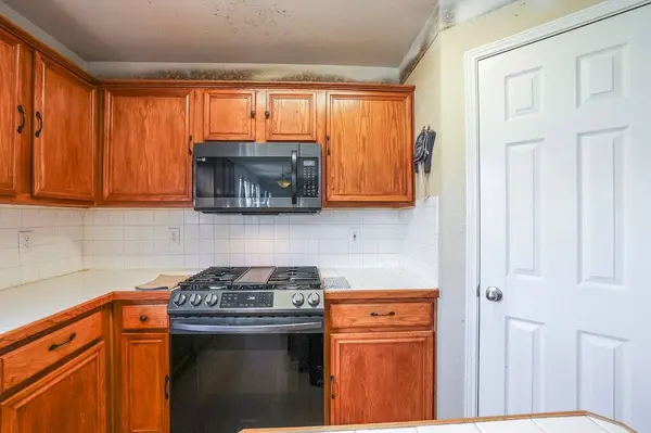 2812 N Hampton DR, Grand Prairie, TX 75052