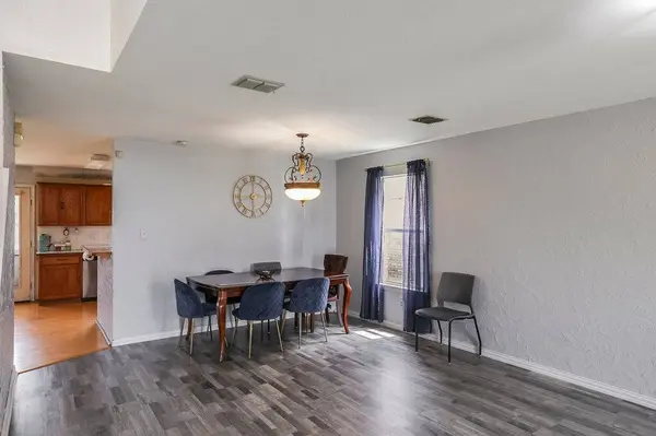 2812 N Hampton DR, Grand Prairie, TX 75052