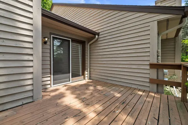 1335 Hickory A Dr, Waukesha, WI 53186