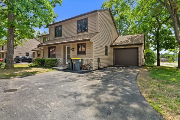 1335 Hickory A Dr, Waukesha, WI 53186