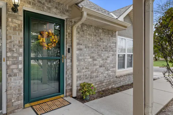 9044 W Elm D Ct, Franklin, WI 53132
