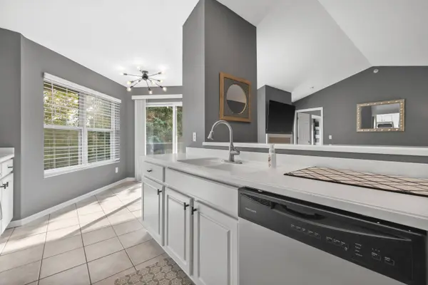 9044 W Elm D Ct, Franklin, WI 53132