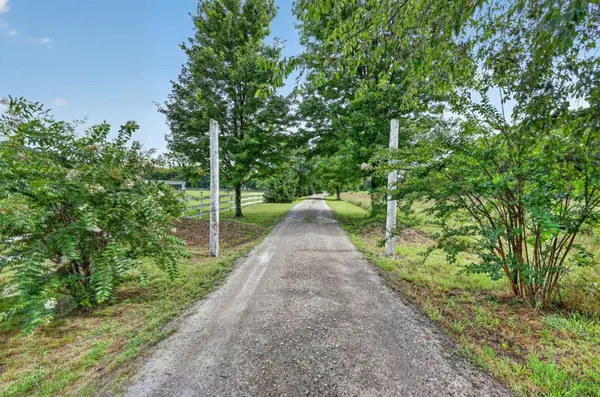2388 Bear Creek Pike, Columbia, TN 38401