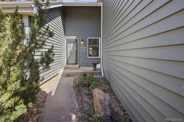 8176 S Newport Way, Centennial, CO 80112-3106
