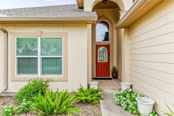 112 Teresa LN, Rockport, TX 78382