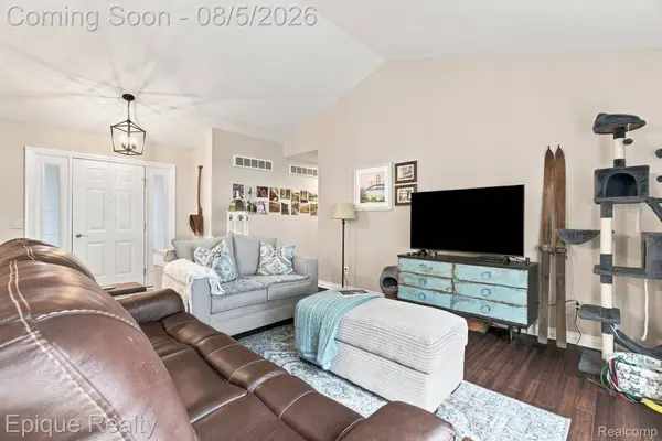 25 Melvin J CT, Oxford Village, MI 48371