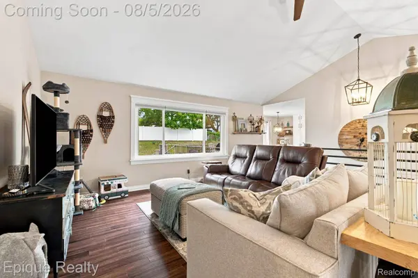 25 Melvin J CT, Oxford Village, MI 48371
