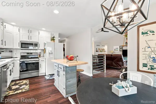 25 Melvin J CT, Oxford Village, MI 48371