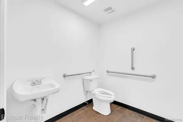 2701 Elizabeth Lake, Suite 300, Waterford Charter Township, MI 48328