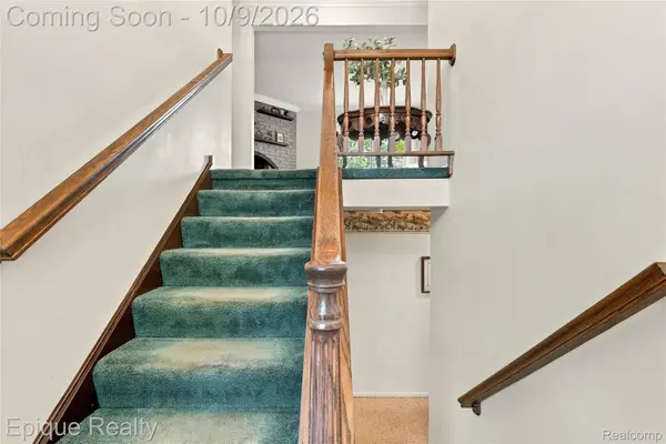 1570 Lomond LN, Rochester Hills, MI 48309