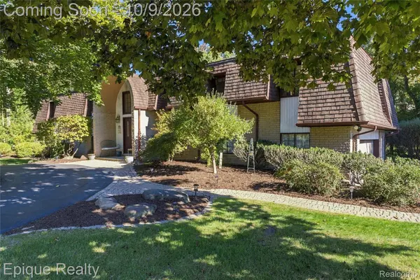 1570 Lomond LN, Rochester Hills, MI 48309