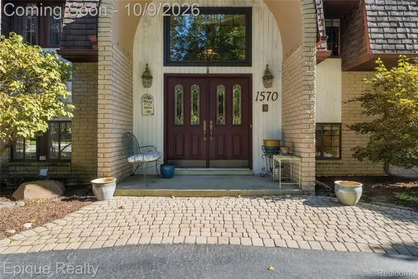 1570 Lomond LN, Rochester Hills, MI 48309