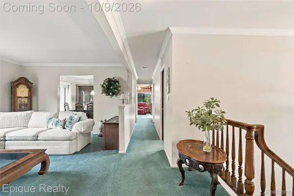 1570 Lomond LN, Rochester Hills, MI 48309