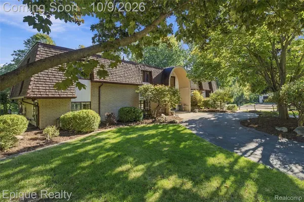 1570 Lomond LN, Rochester Hills, MI 48309