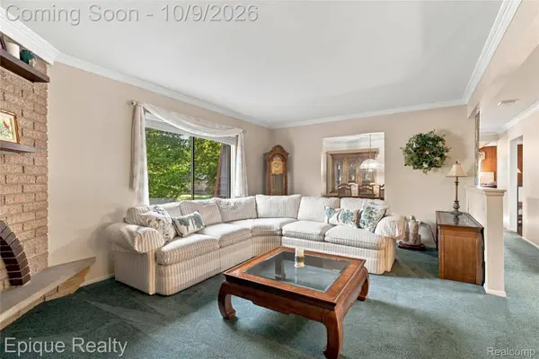 1570 Lomond LN, Rochester Hills, MI 48309