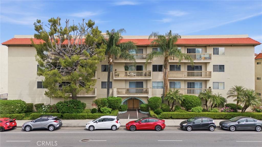 Ports of Call condominium building at 5400 Lindley Avenue in Encino, seen from Lindley Avenue