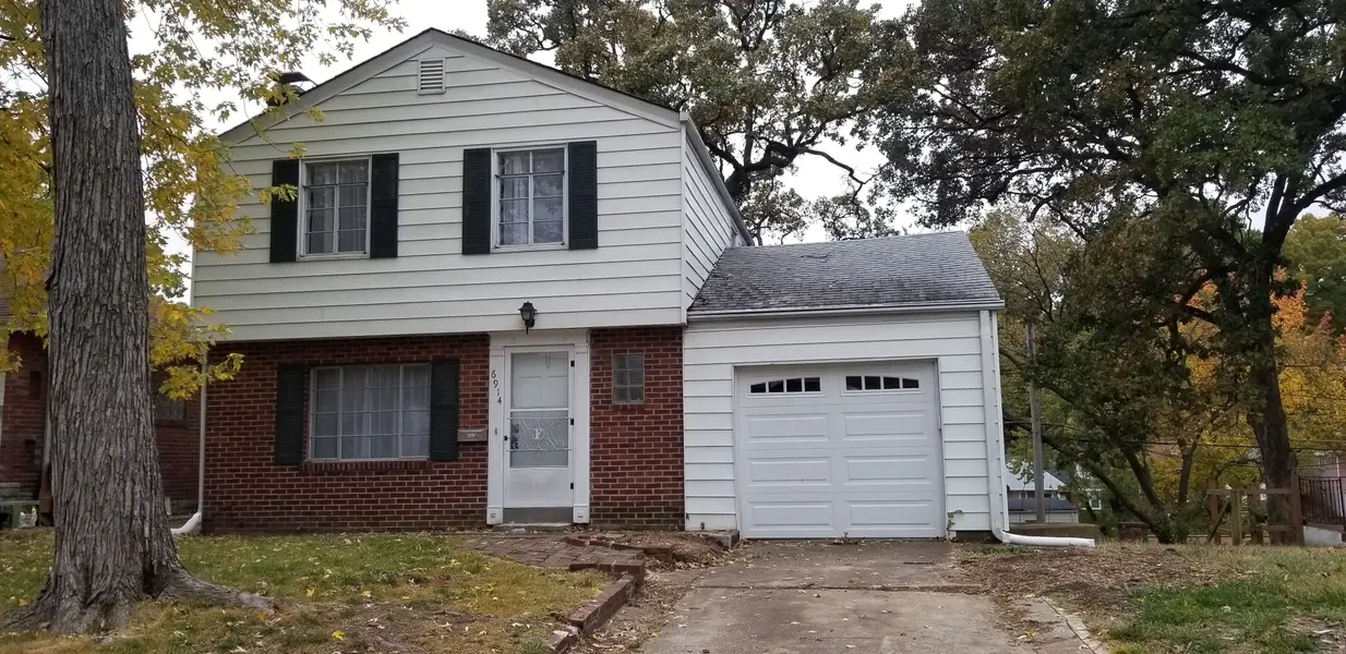 6914 Willow Wood Dr, St Louis, MO 63121-2728