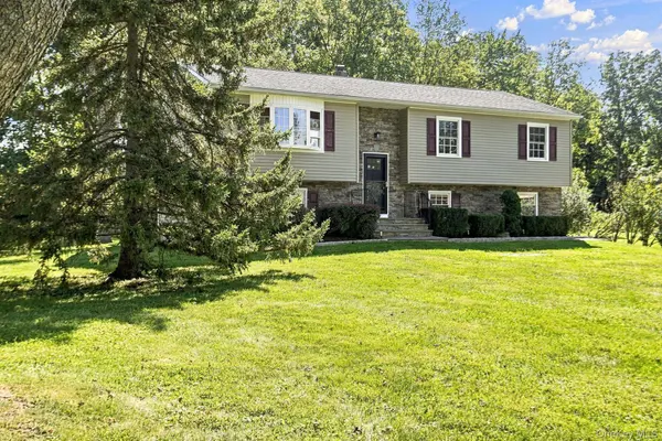 52 Kensington DR, Hopewell Junction, NY 12533