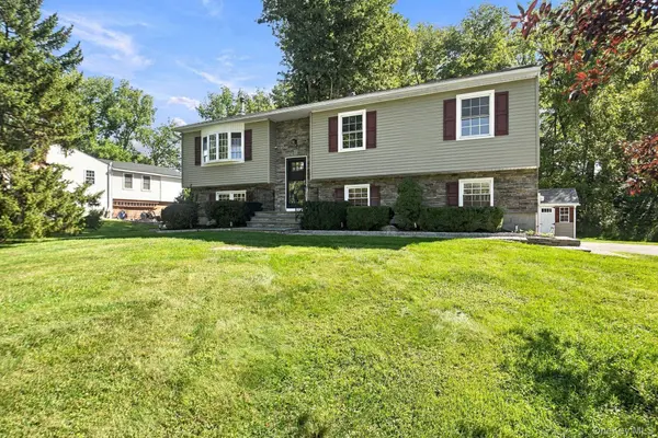 52 Kensington DR, Hopewell Junction, NY 12533
