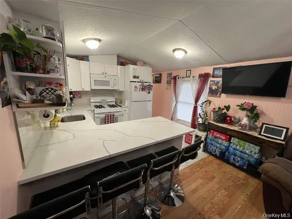 2 Mazies LN, New Windsor, NY 12553