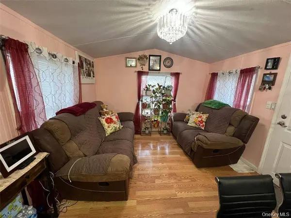 2 Mazies LN, New Windsor, NY 12553
