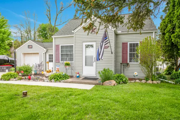 47475 Betty St, Shelby Twp, MI 48317-2903