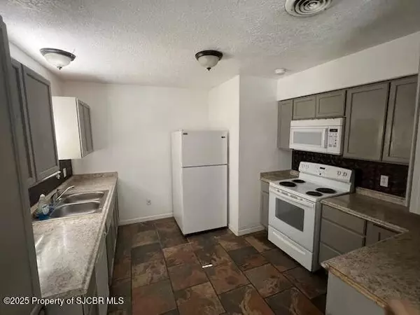 Flora Vista, NM 87415-9006,8 Road 3461