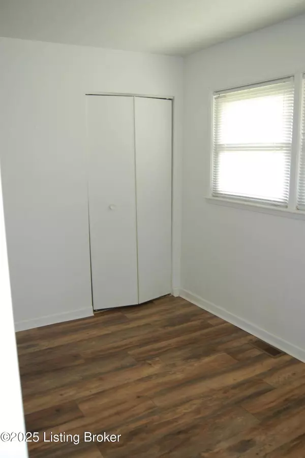 9530 Maple Rd, Louisville, KY 40229