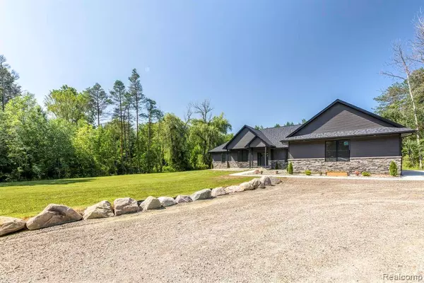 4697 Emmett Road, Emmett Twp, MI 48022