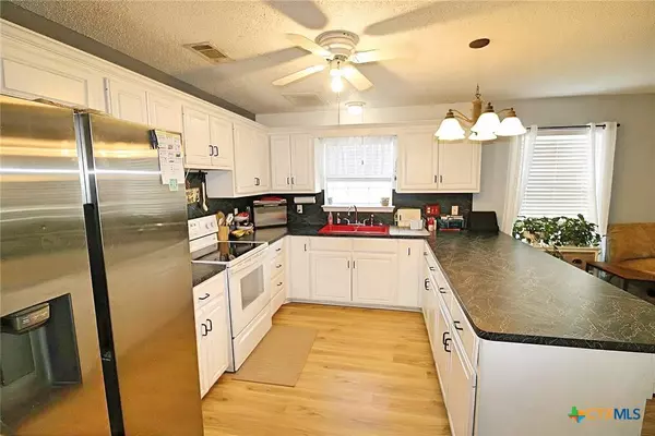 8592 S Lone Star Pkwy, Moody, TX 76557