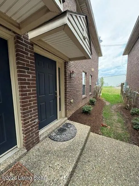 8400 Grand Trevi Dr, Louisville, KY 40228