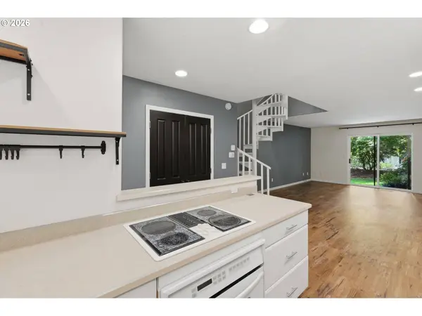 12054 N JANTZEN BEACH AVE, Portland, OR 97217