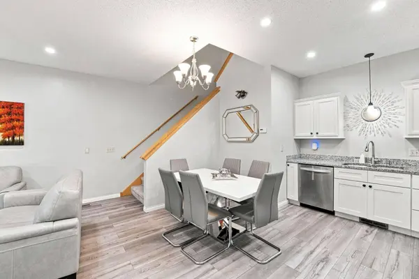 410 Hickory LN N, Oakdale, MN 55128