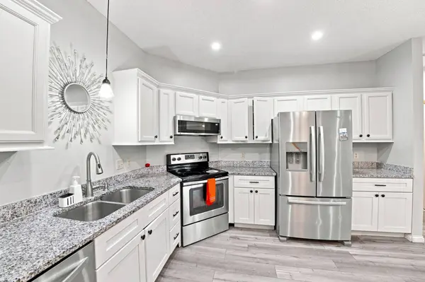 410 Hickory LN N, Oakdale, MN 55128