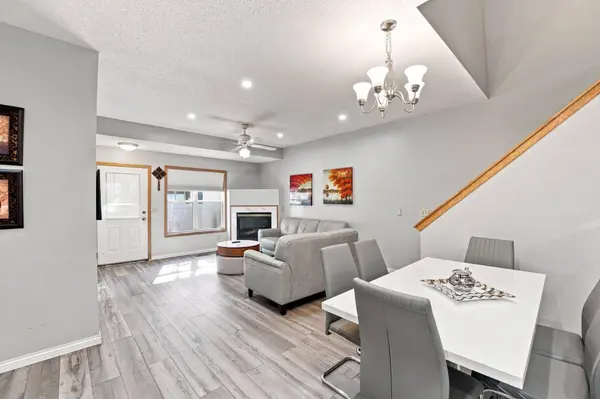 410 Hickory LN N, Oakdale, MN 55128
