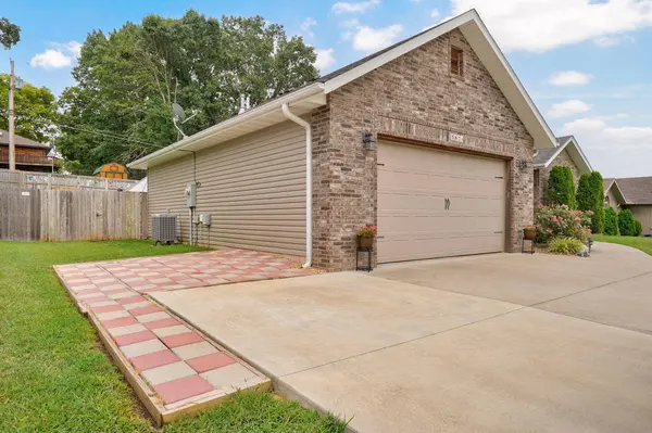 5824 S Geranium LN, Battlefield, MO 65619