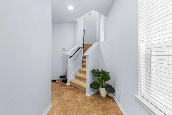 10051 Fallen Woods Dr, Houston, TX 77080-2743