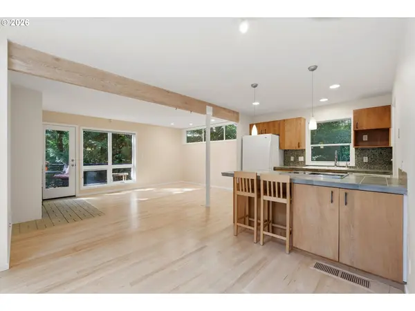 3921 SW SWEETBRIAR DR, Portland, OR 97221