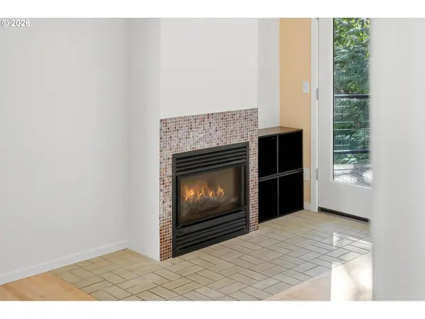 3921 SW SWEETBRIAR DR, Portland, OR 97221