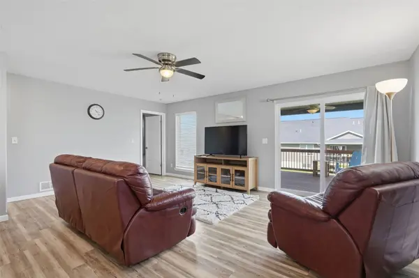 1421 Applewood DR, Fairfax, IA 52228