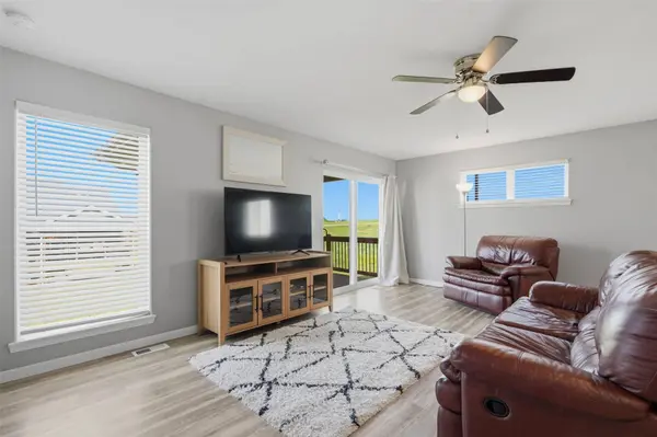 1421 Applewood DR, Fairfax, IA 52228
