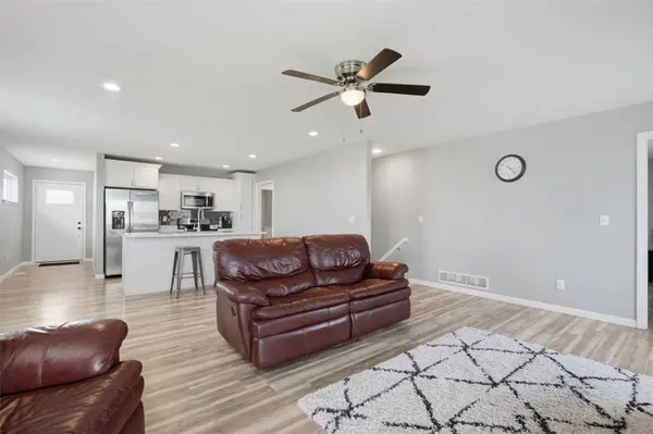 1421 Applewood DR, Fairfax, IA 52228