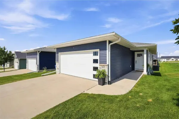 1421 Applewood Drive, Fairfax, IA 52228