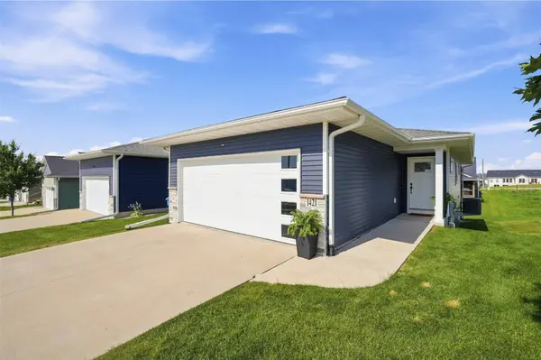 1421 Applewood DR, Fairfax, IA 52228